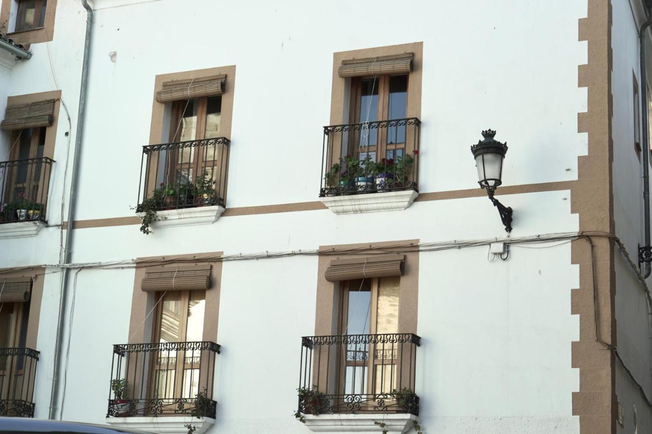 Appartement Destino Deluxe Plaza De Santiago - 2 Hab à Caces Extérieur photo